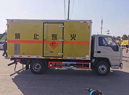 王屋镇爆破器材运输车